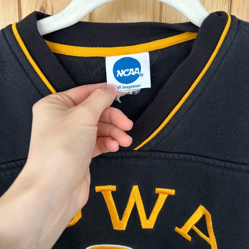 Vintage NCAA Men’s Iowa Black & Gold V-Neck Crewneck Size Medium - Picture 2 of 6